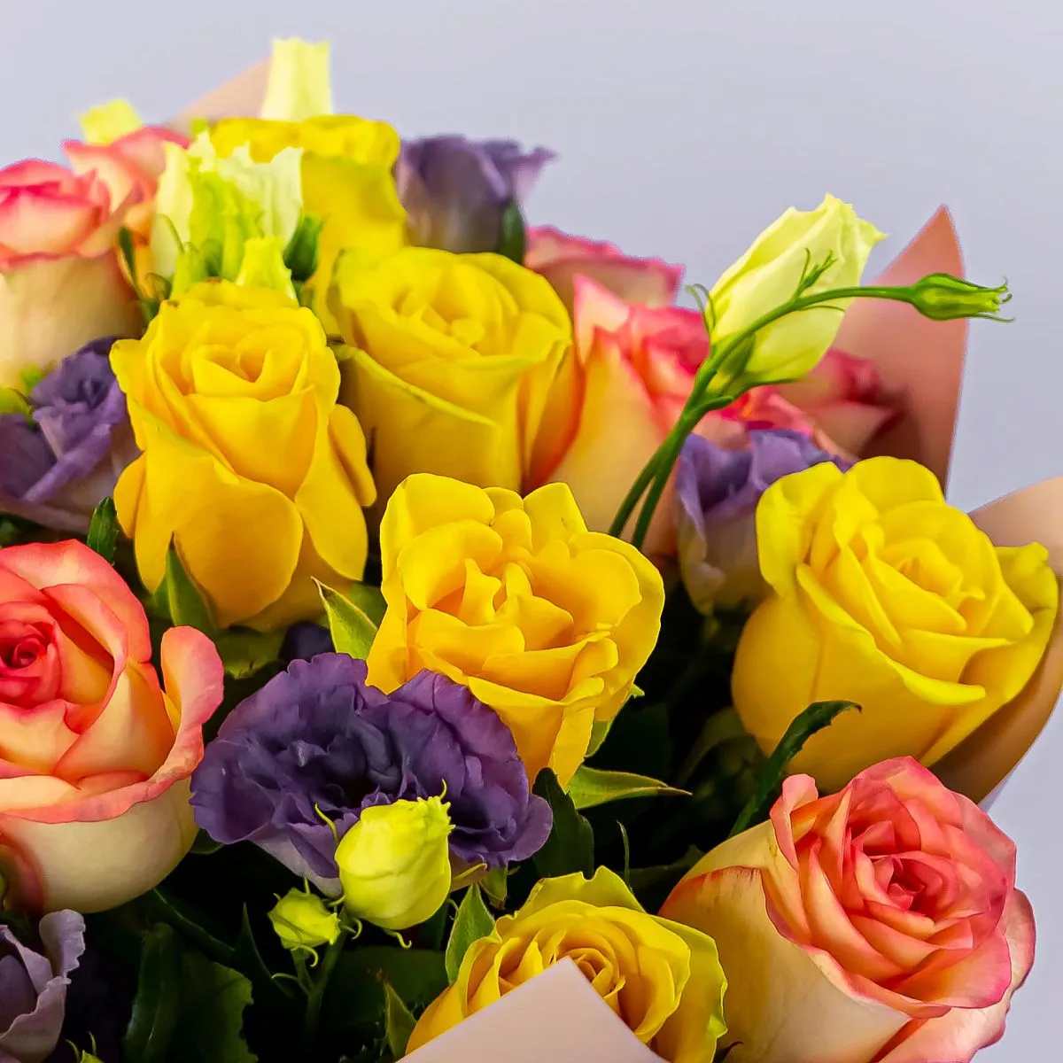 Букет из эустом и роз микс (60 см)