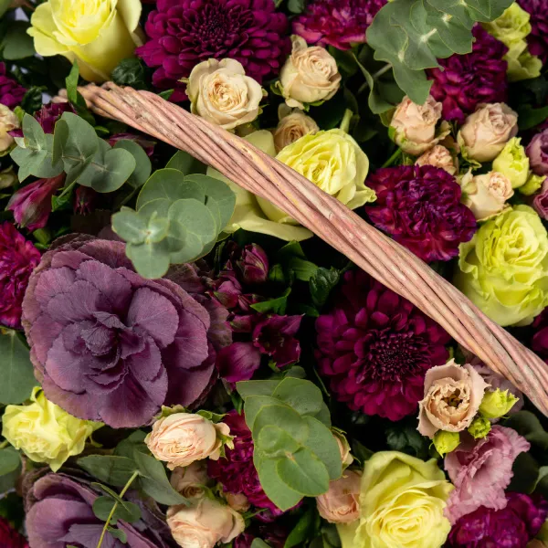 Розы микс и гвоздики в корзине