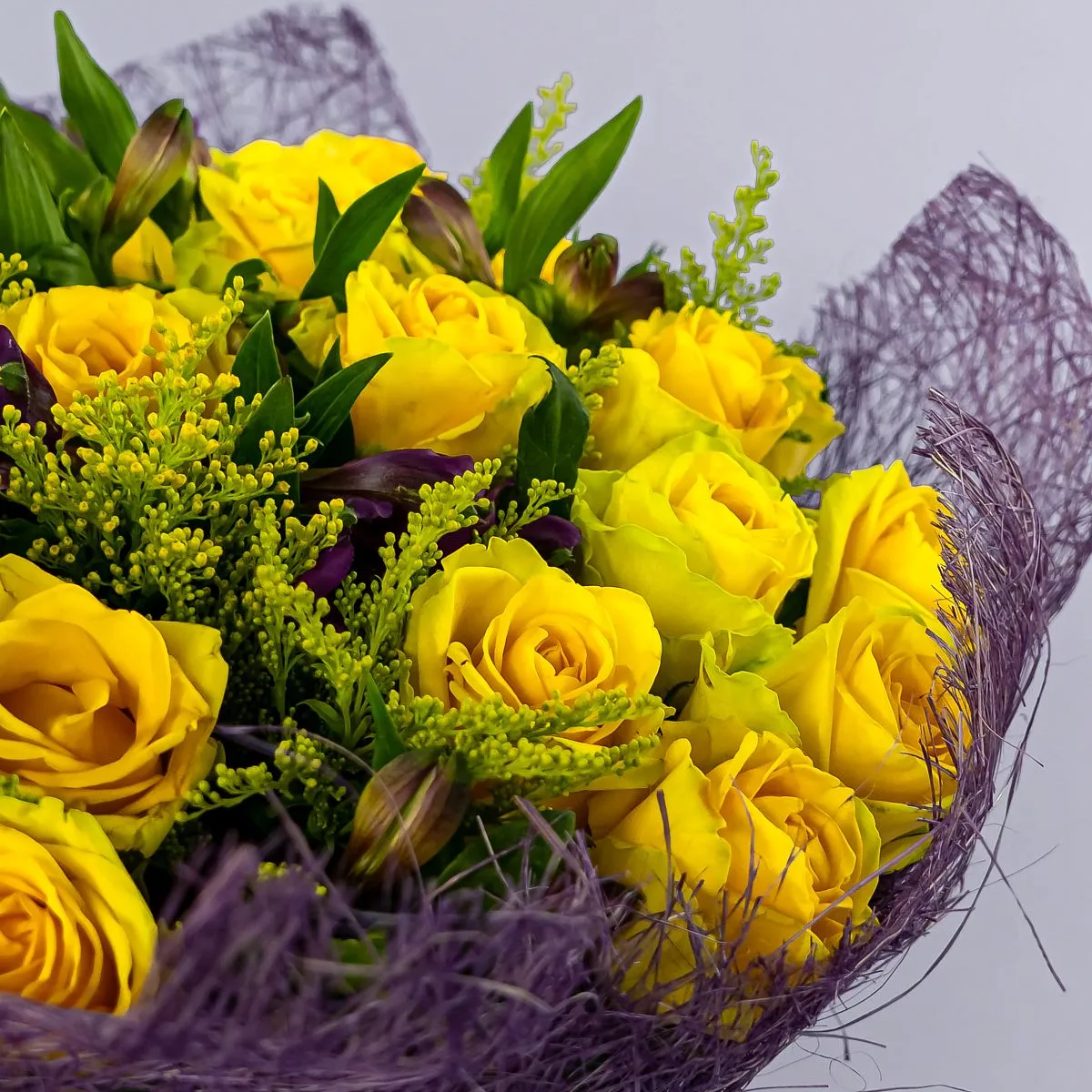 Букет из альстромерий и жёлтых роз
