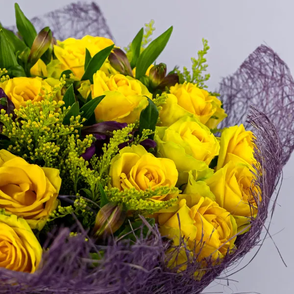 Букет из альстромерий и жёлтых роз