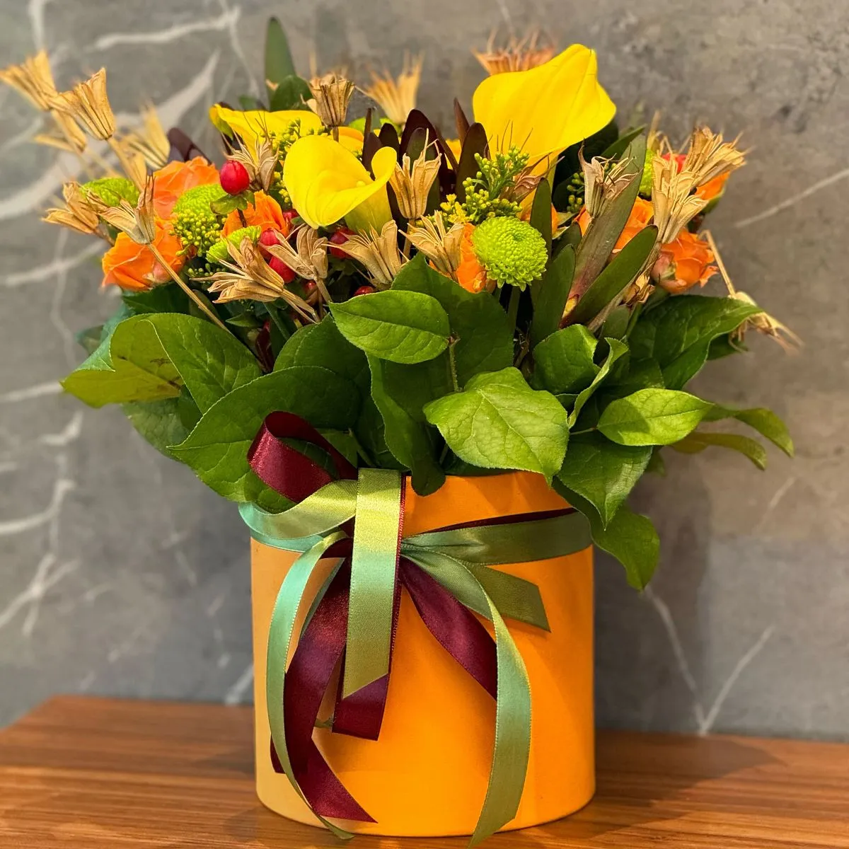 Розы, хризантемы и герберы в коробке