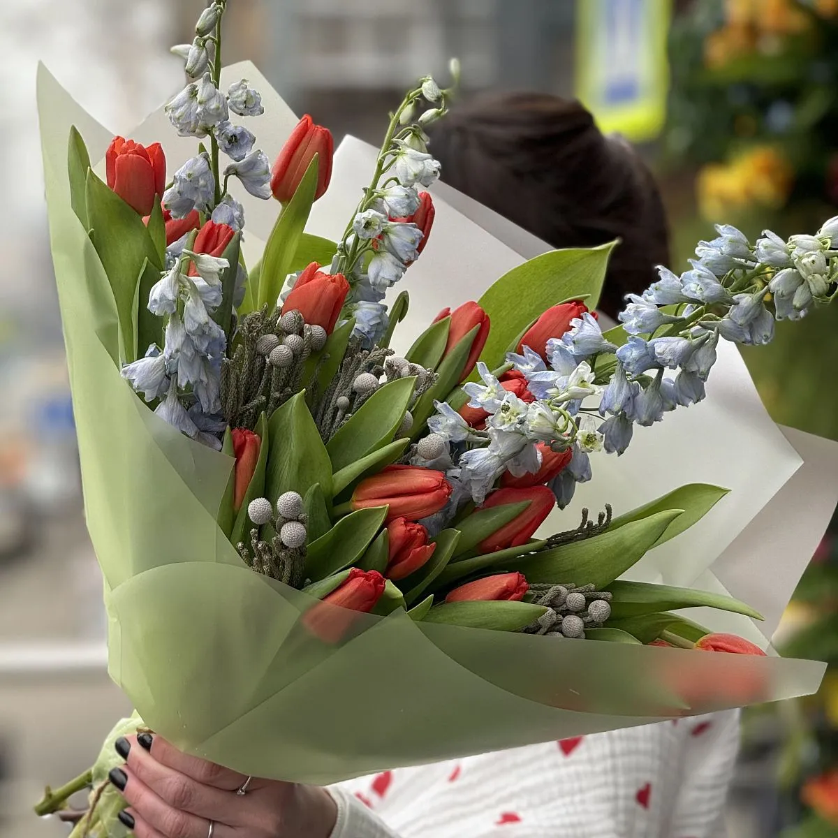Большой букет из тюльпан, брунии и дельфиниума