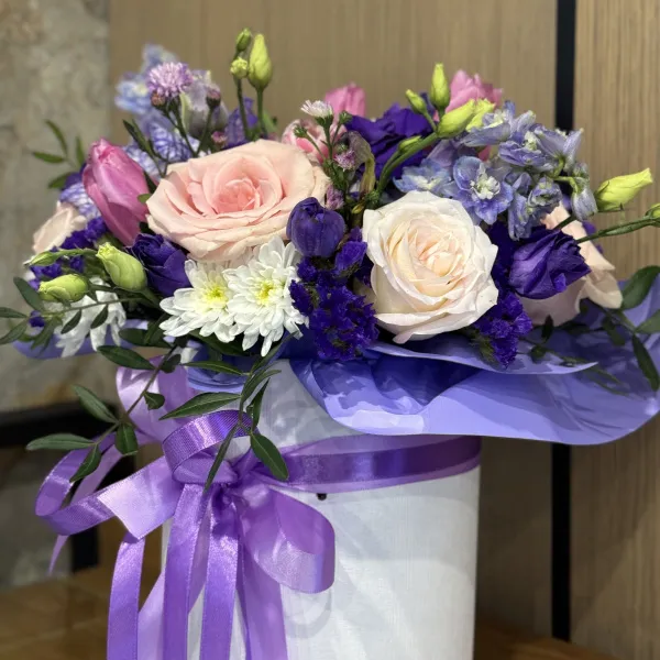 Розы, тюльпаны и хризантемы в коробке