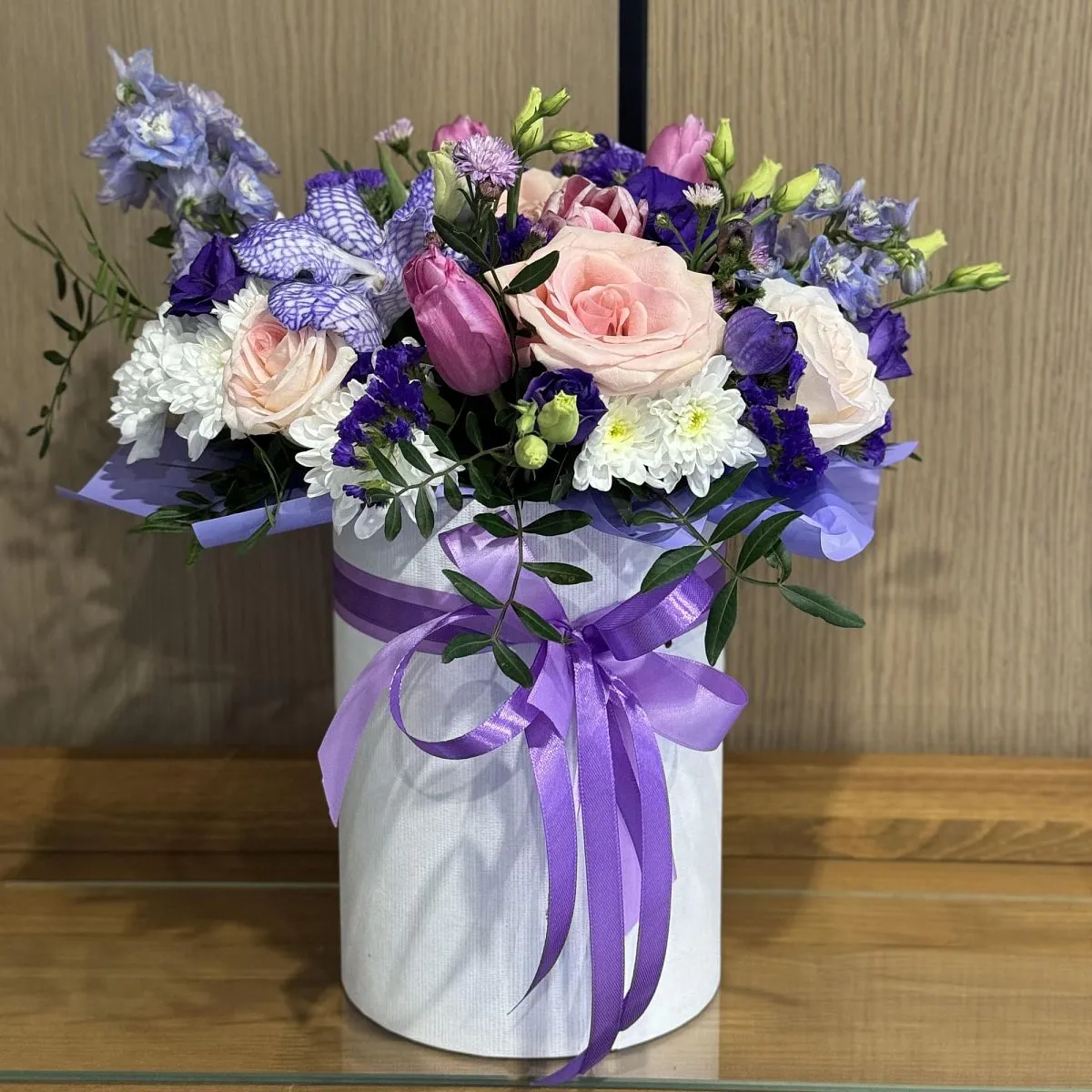 Розы, тюльпаны и хризантемы в коробке