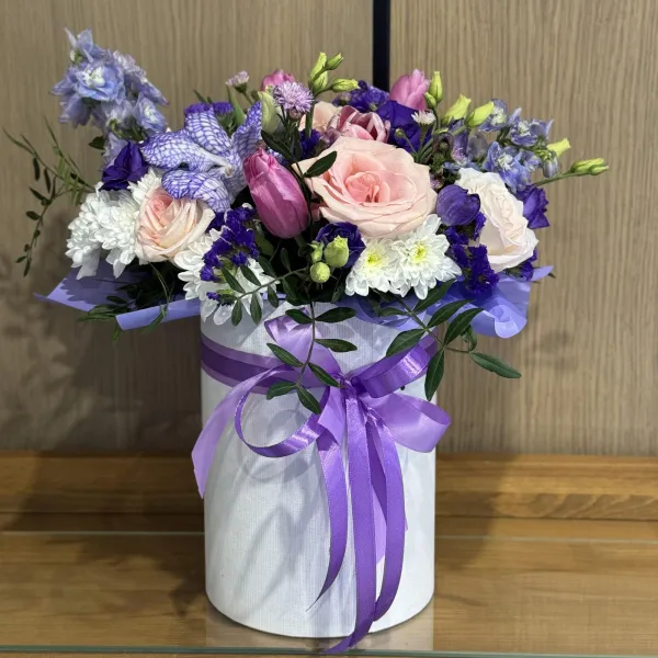 Розы, тюльпаны и хризантемы в коробке