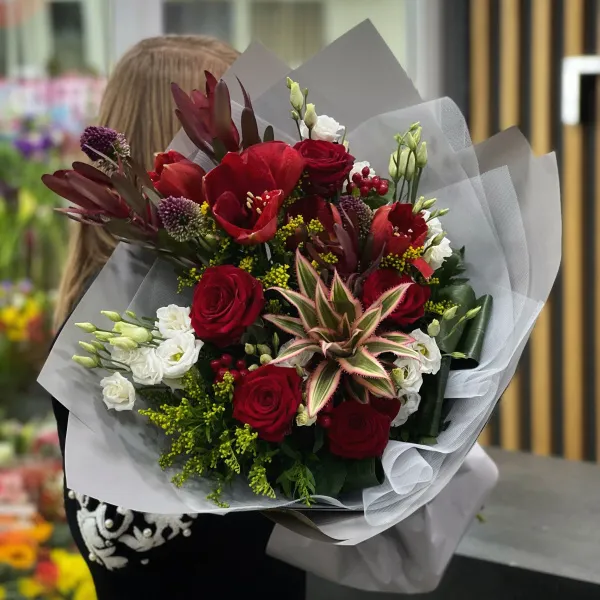 Букет из эустом, роз и папоротника