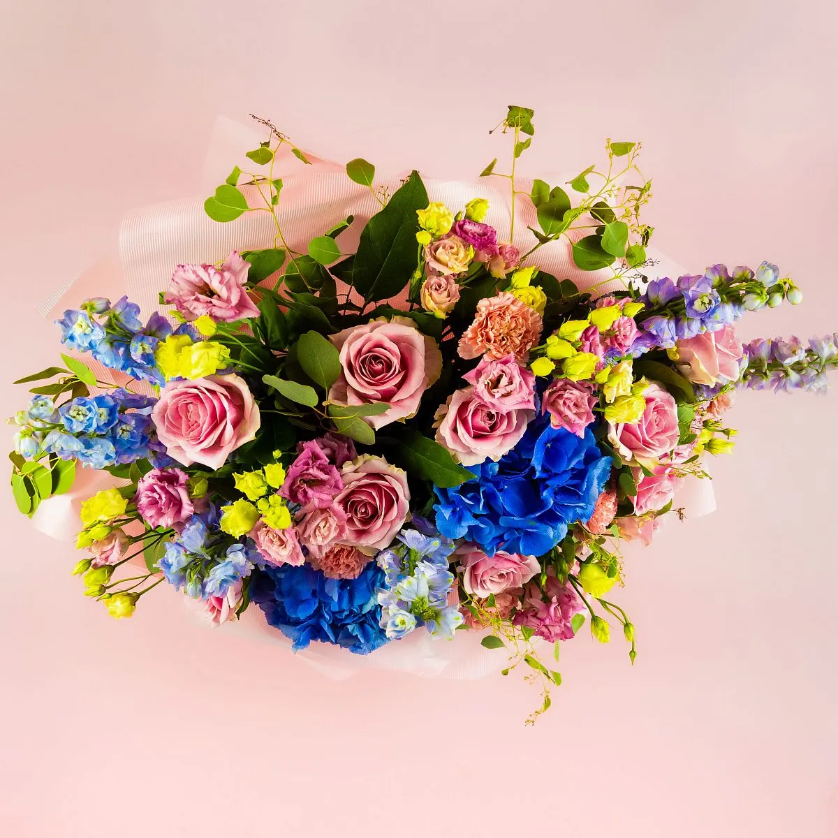 Букет из гортензий, роз и гвоздик