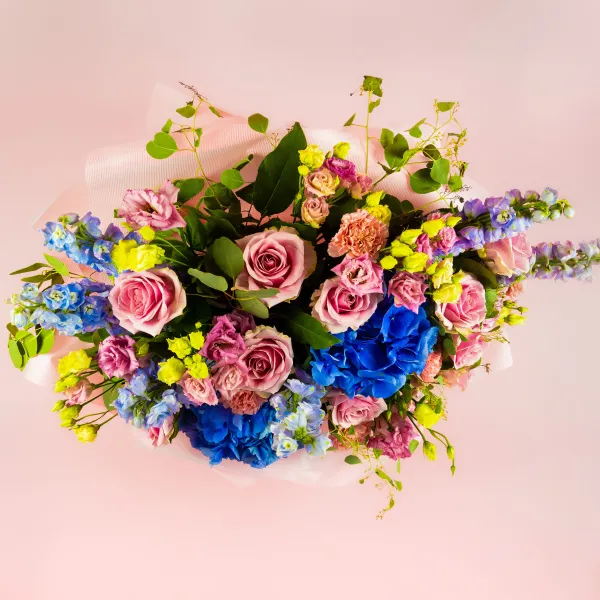 Букет из гортензий, роз и гвоздик