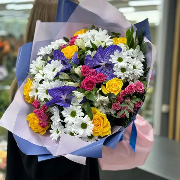 Букет из роз, альстромерии и хризантем