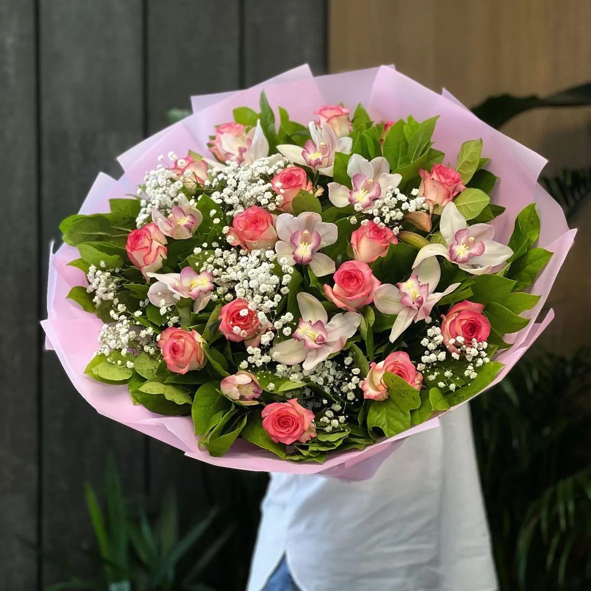 Большой букет из роз и гипсофила