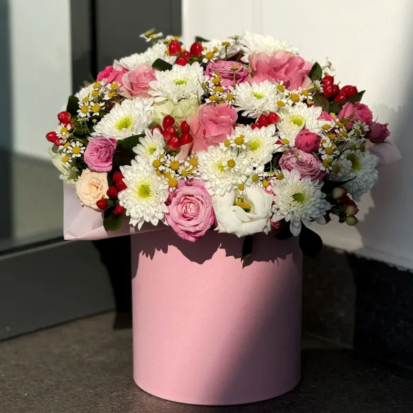 Эустомы и розы в коробке