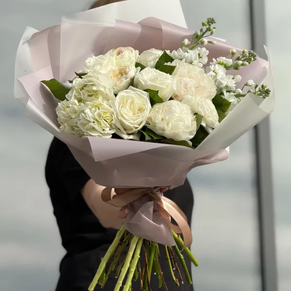 Букет из роз, пион и маттиол