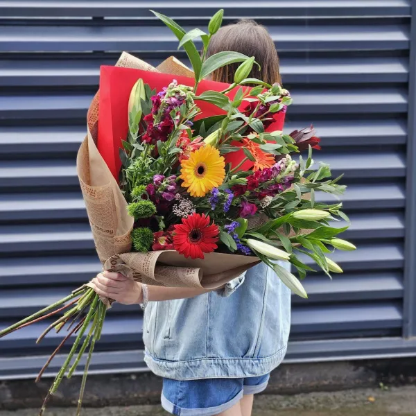 Букет из альстромерий, антиринум и буплерум