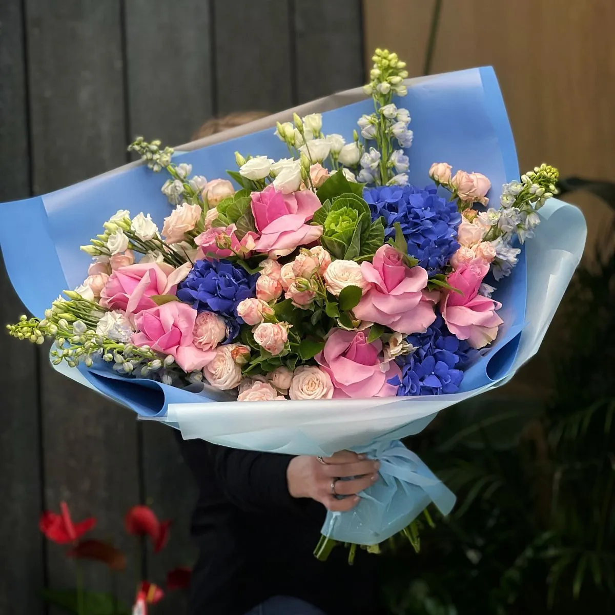 Огромный букет из роз, брассики и эустом