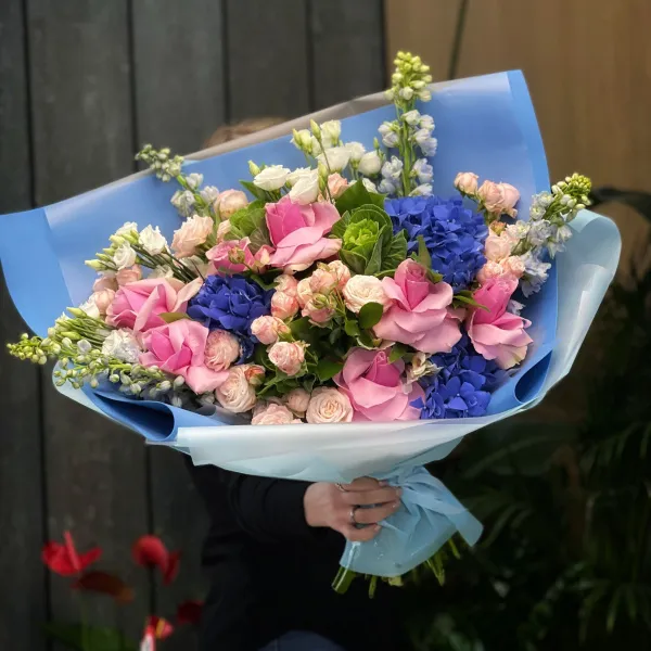 Букет из роз, брассики и эустом