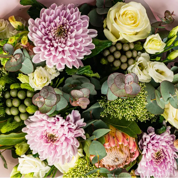Букет из хризантем, роз и эустом