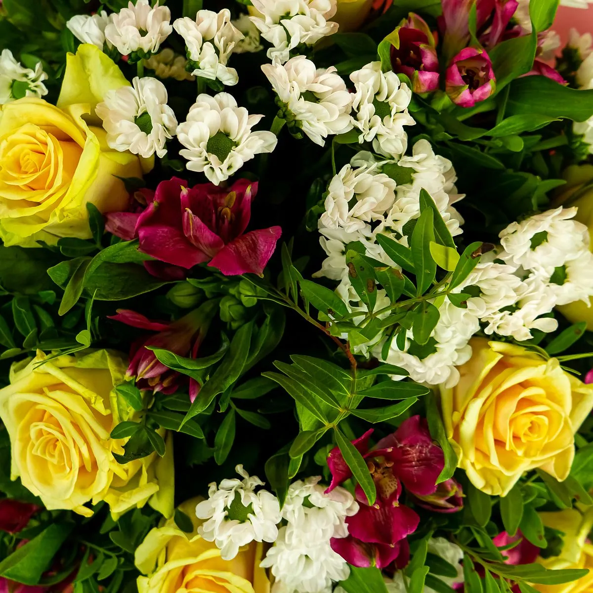 Букет из роз, альстромерий и хризантем