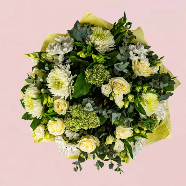 Белые хризантемы микс и розы