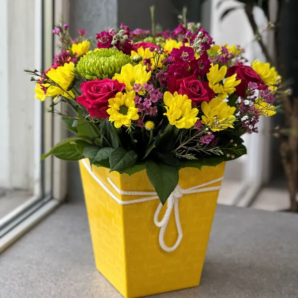 Хризантемы и розы в коробке