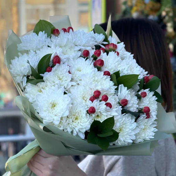 Букет из хризантем и гиперикума