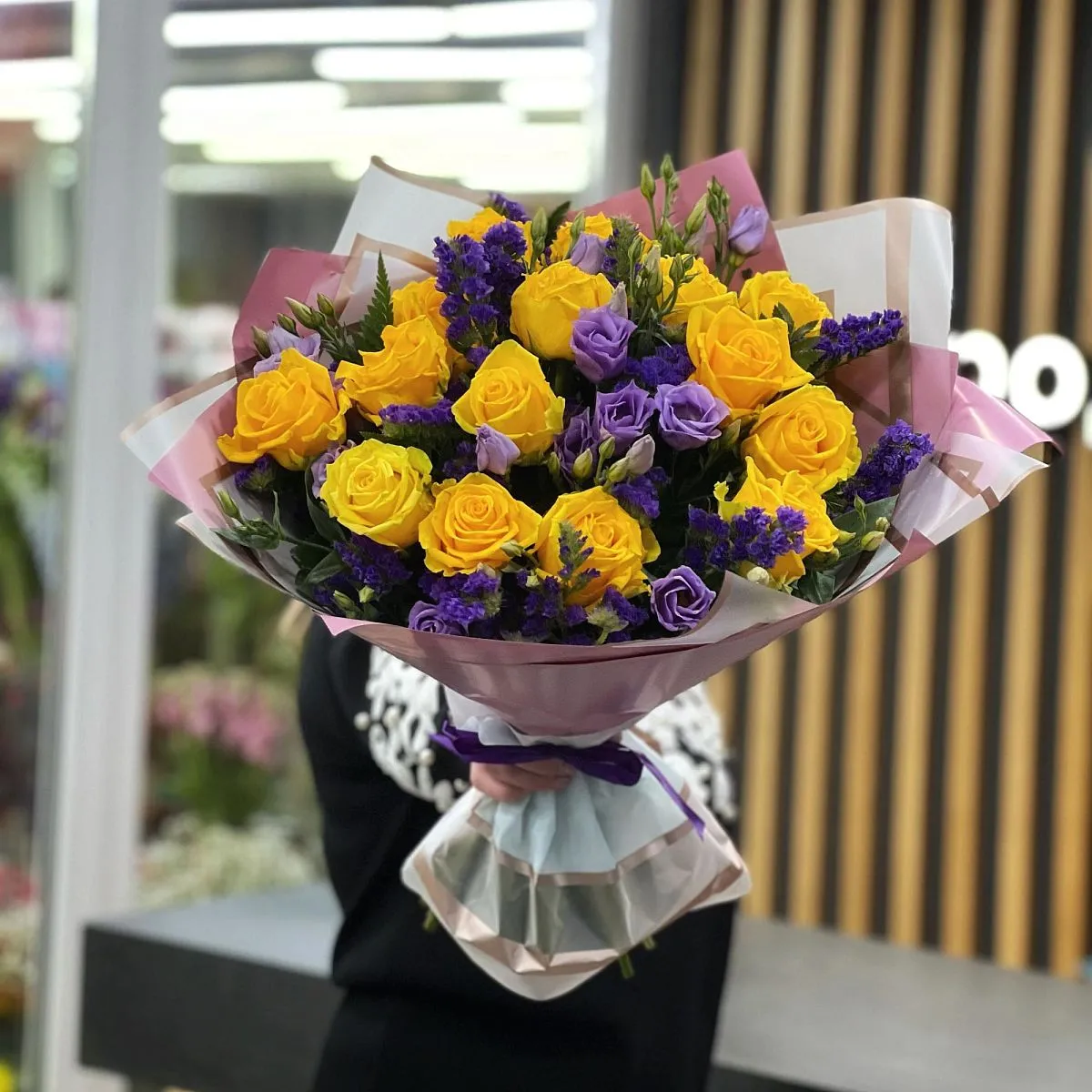 Букет из эустом, папоротника и роз