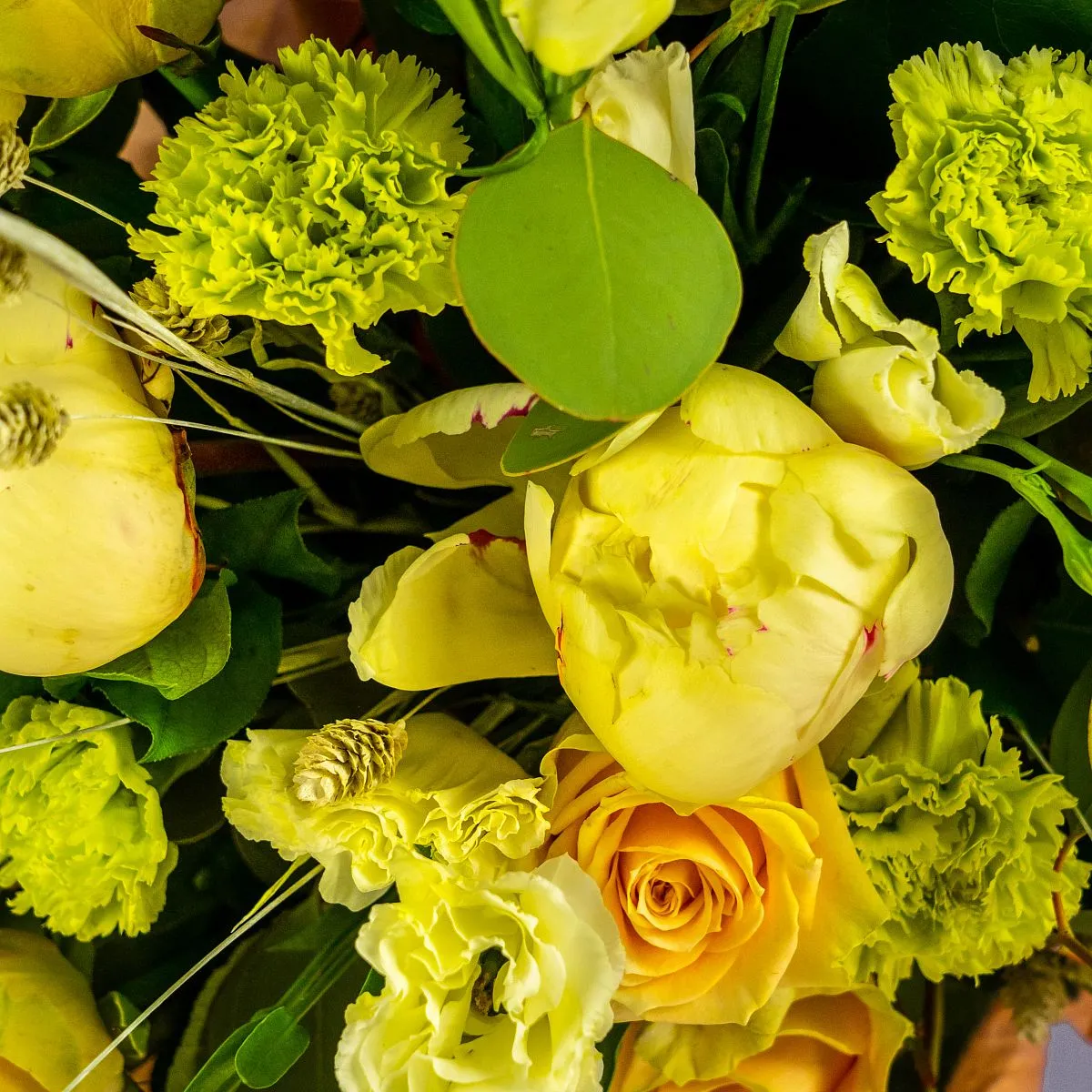 Букет из роз, пионов и гвоздик