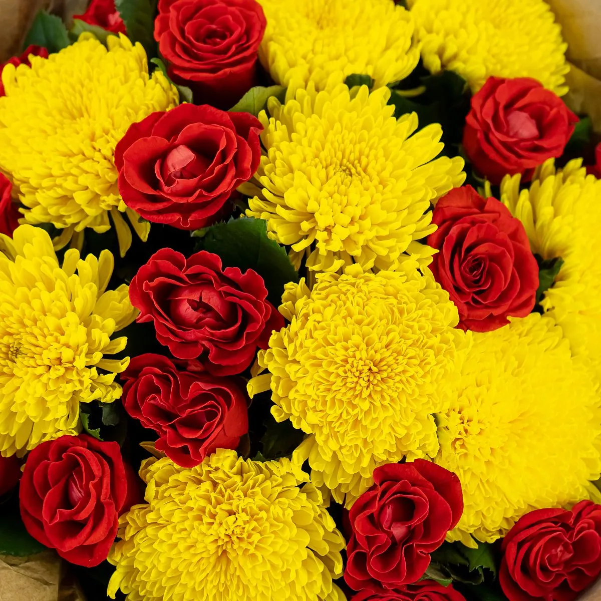 Букет из хризантем и красных роз