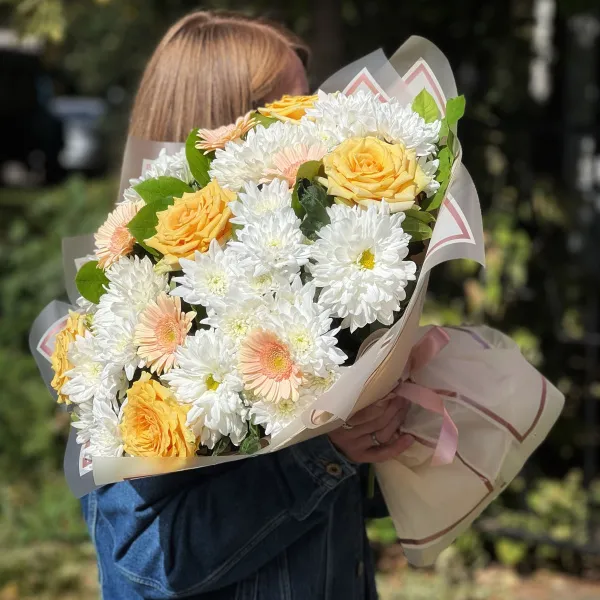 Букет из хризантем, роз и гербер