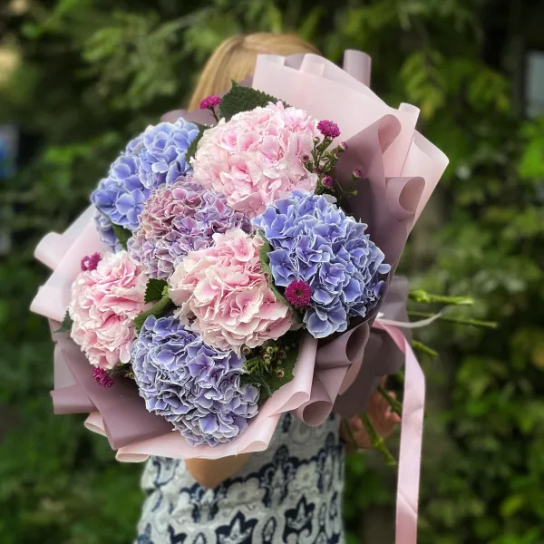 Букет из гортензии и астер