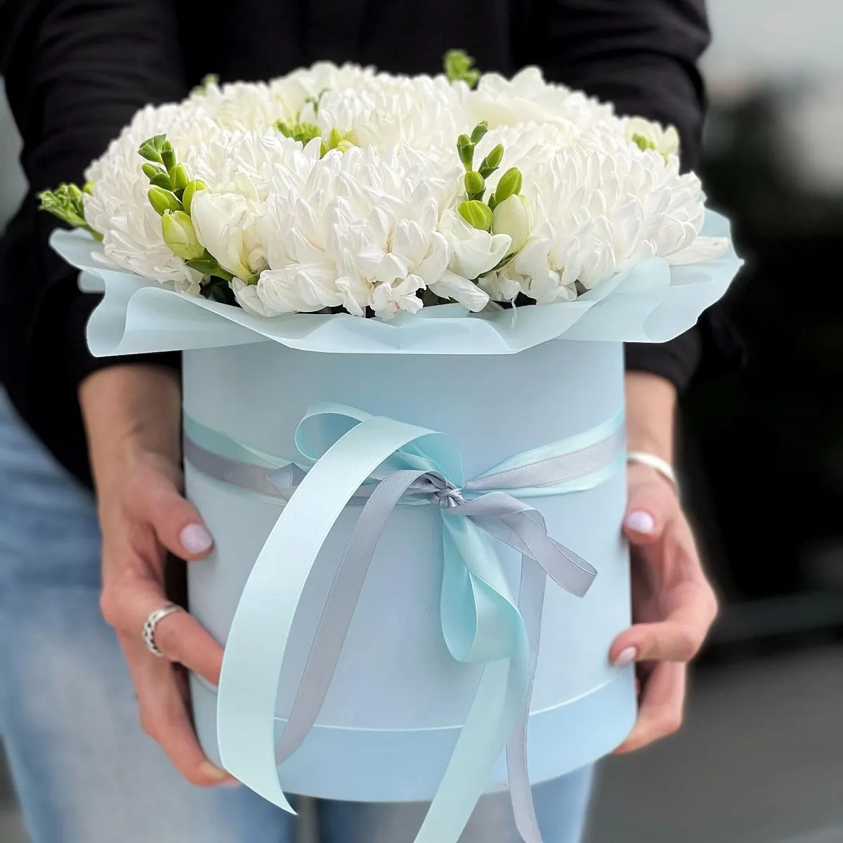 Хризантемы и фрезии в коробке