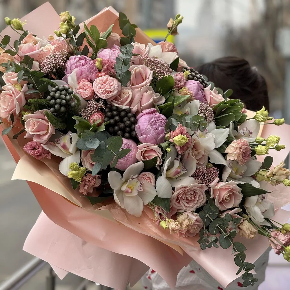 Букет из эустомы, пион и аспидистра