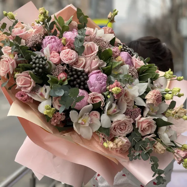 Букет из эустомы, пион и аспидистра