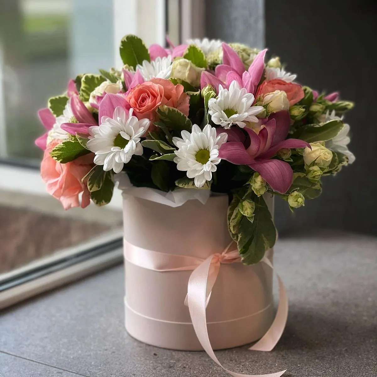 Розы и питтоспорум в коробке