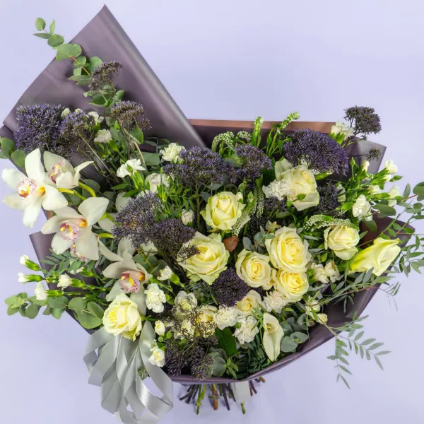 Букет из орхидеи, роз и гвоздик