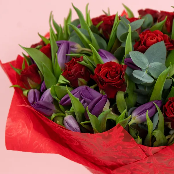 Букет из 20 роз и тюльпанов