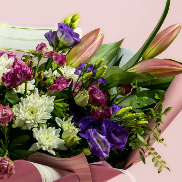 Букет из роз, эустом и лилии