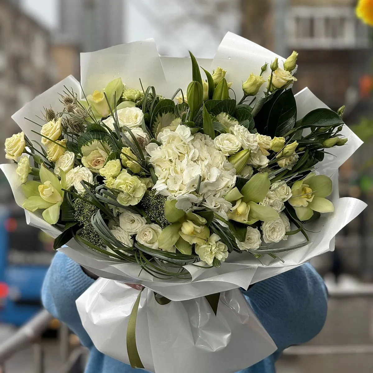 Огромный букет из роз, эустомы и гвоздики