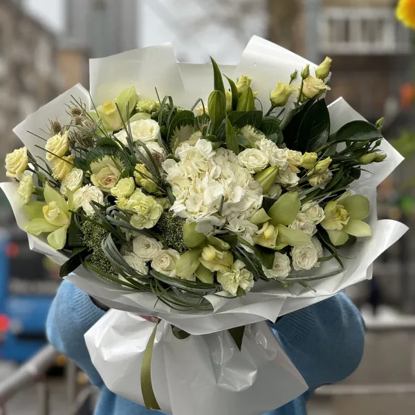 Букет из роз, эустомы и гвоздики