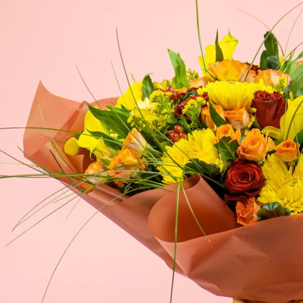 Букет из роз микс, хризантем и калл
