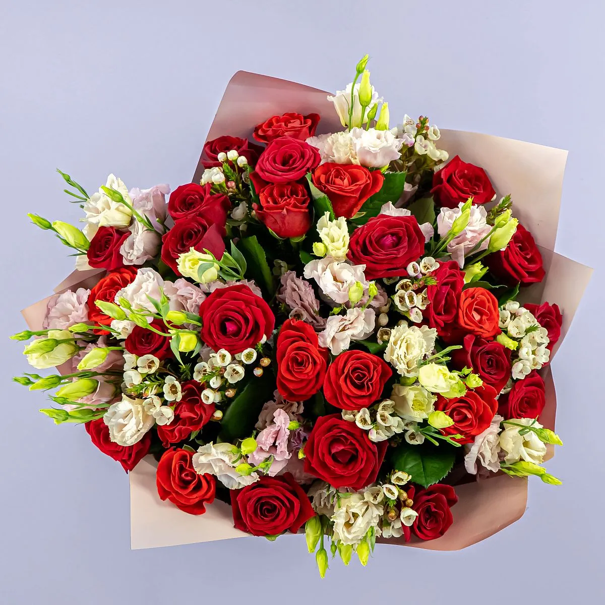 Букет из нежных эустом и красных роз