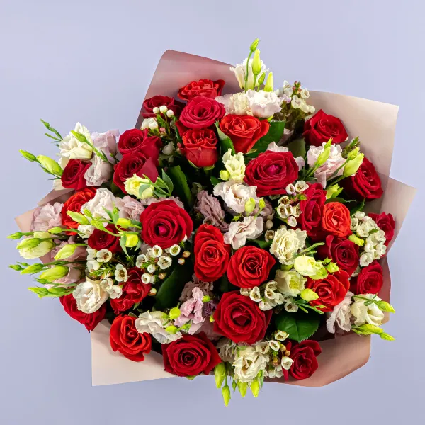 Букет из нежных эустом и красных роз