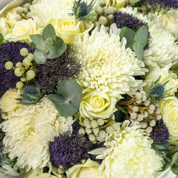 Букет из белых хризантем и роз