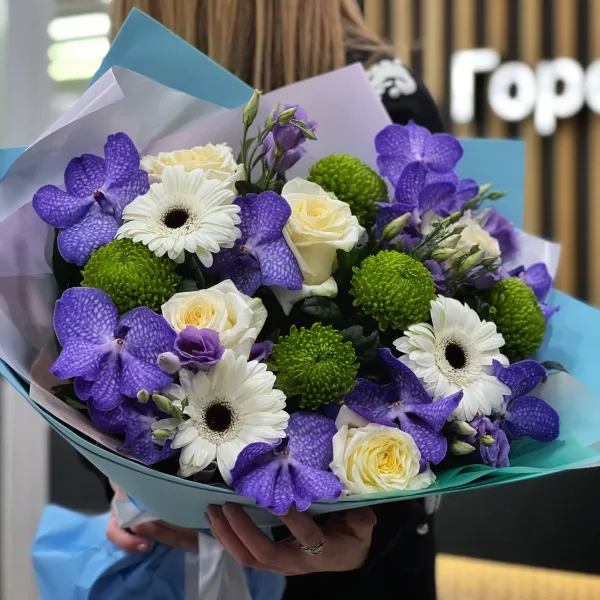 Букет из хризантем, роз и эустом