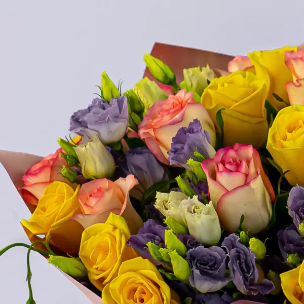 Букет из эустом и роз микс (60 см)
