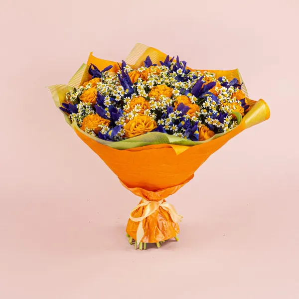 Букет из ирисов и оранжевых роз