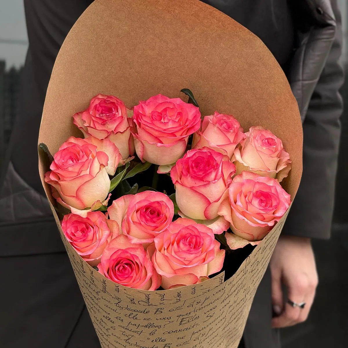 Букет из 11 розово-белых роз (70 см)