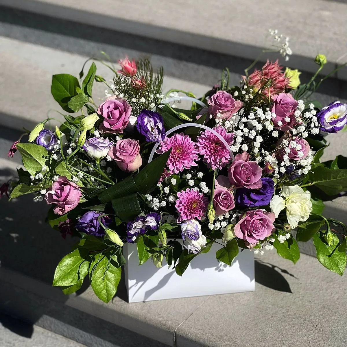 Розы, клематис и гентиана в коробке