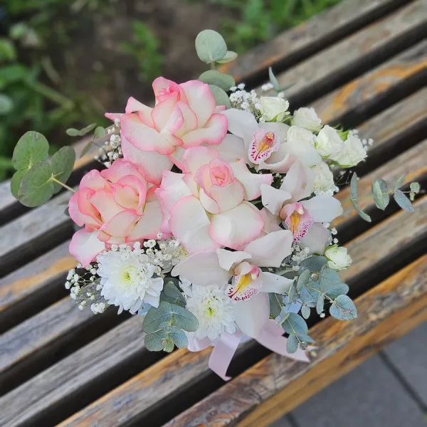 Розы, хризантемы и гипсофилы в коробке