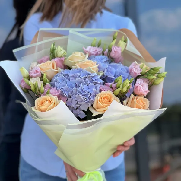 Букет роз, эустом и гортензии (60 см)