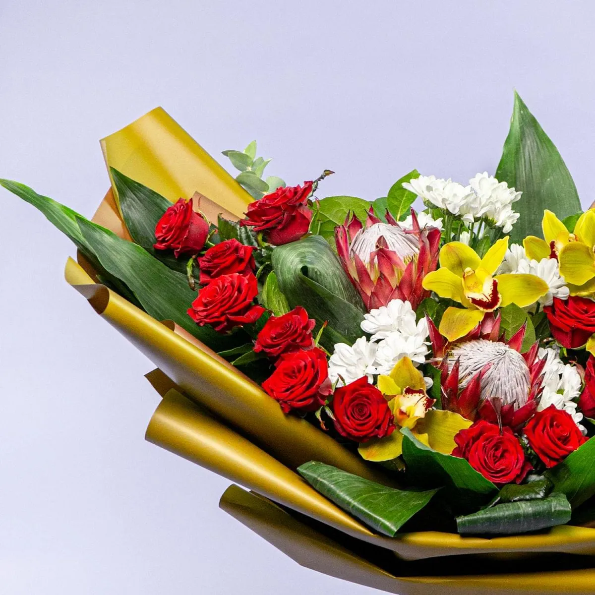 Букет из протей, орхидеи и алых роз